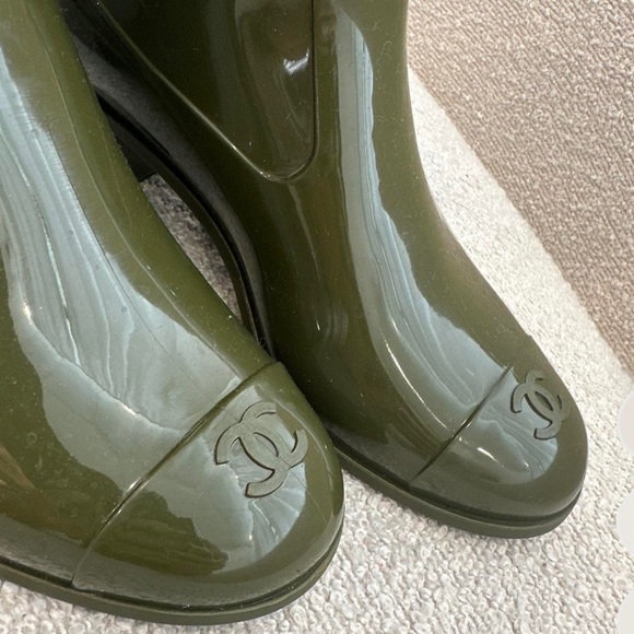 HOST PICK⭐️Authentic Chanel Camellia Flower Rain Boots ❤️ khaki Green 💚 - Picture 8 of 16